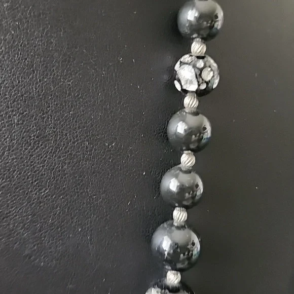 Rare VINTAGE GLASS SILVER INFUSED MURANO GLASS BEADED NECKLACE WITH BARREL CLASP - Picture 3 of 13